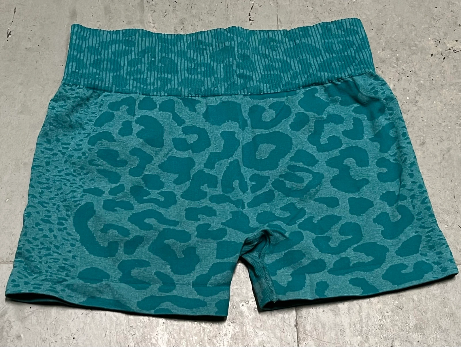 Shorts deportivos turquesa animal print  – photo 2